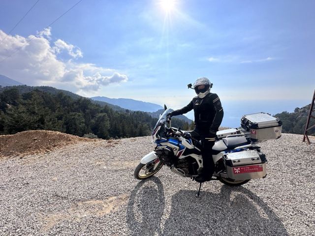 Honda Africa Twin на горной дороге