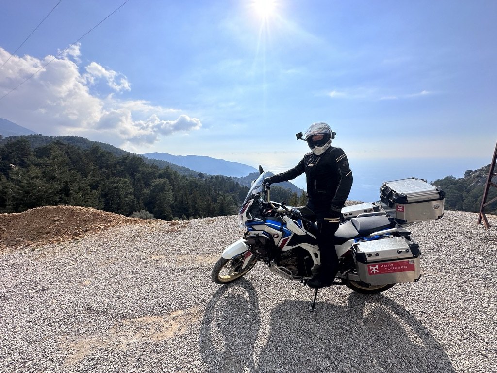 Honda Africa Twin на горной дороге в Турции